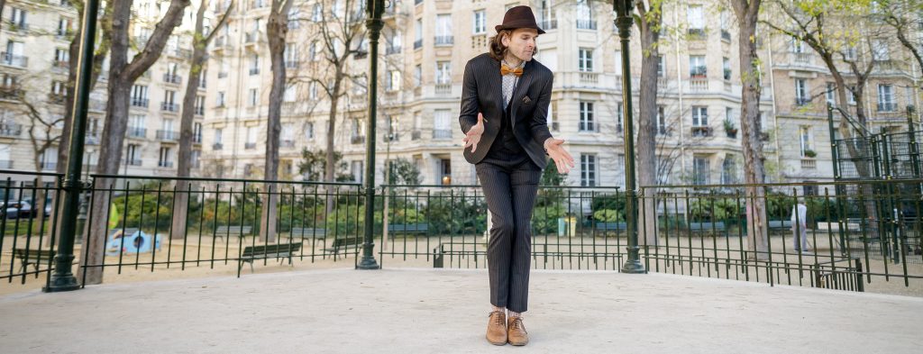 Professeur qui danse le charleston concentré sur le rythme