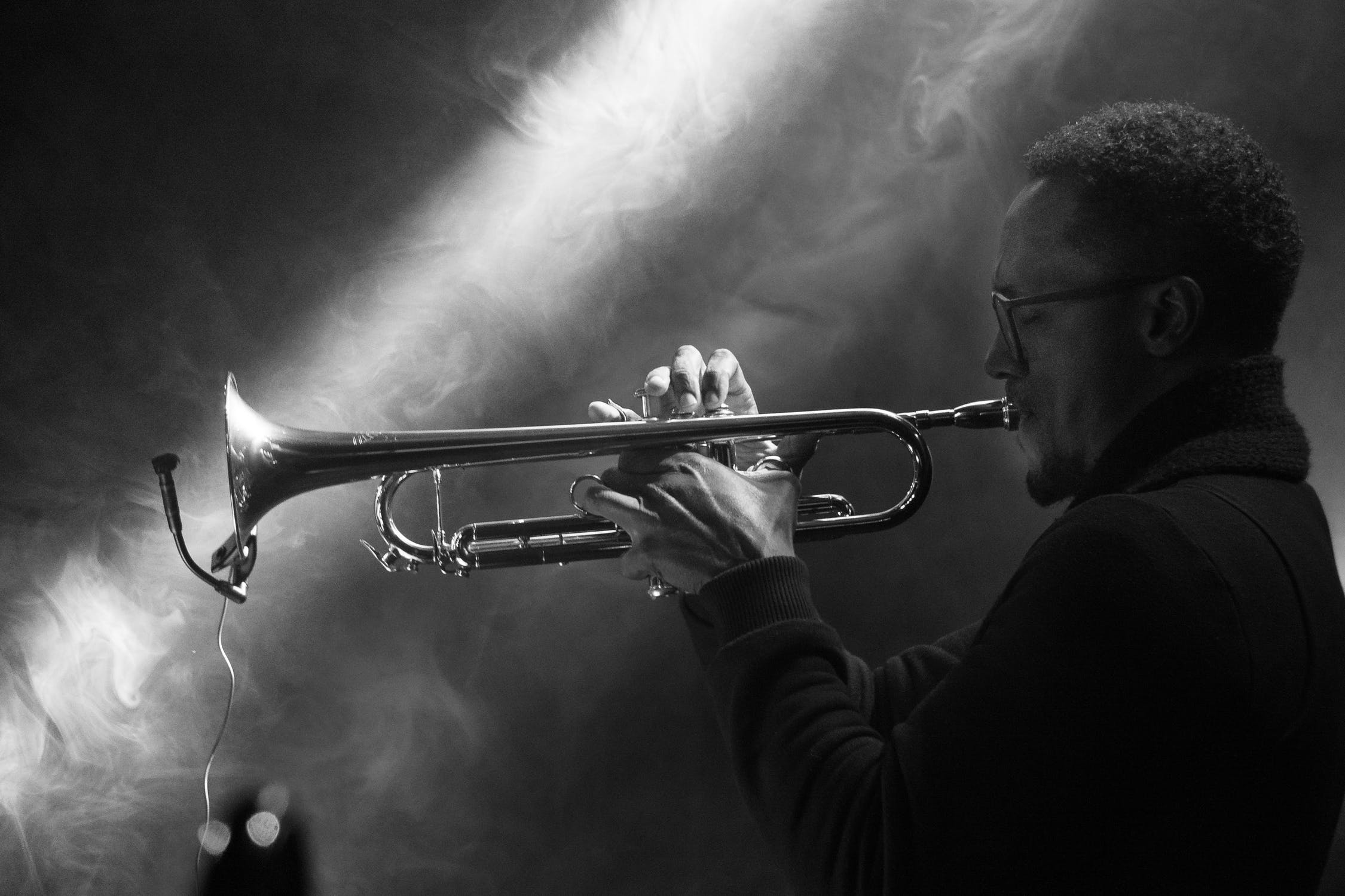 Photo en noir et blanc d'un saxophoniste de jazz