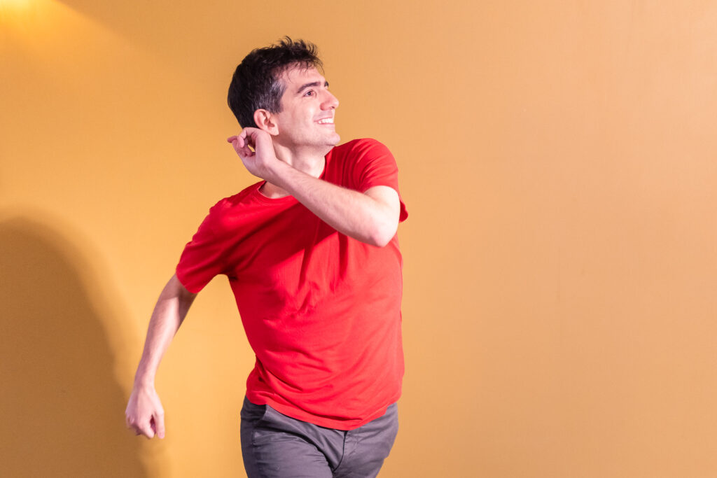 Ignacio, professeur de LindyHop en train de danser