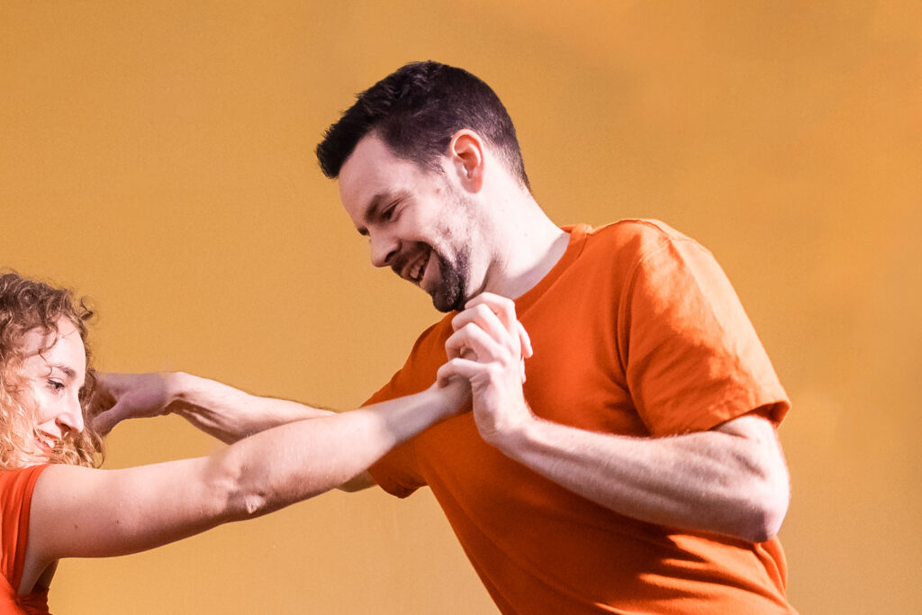 Grégoire, professeur de LindyHop en train de danser